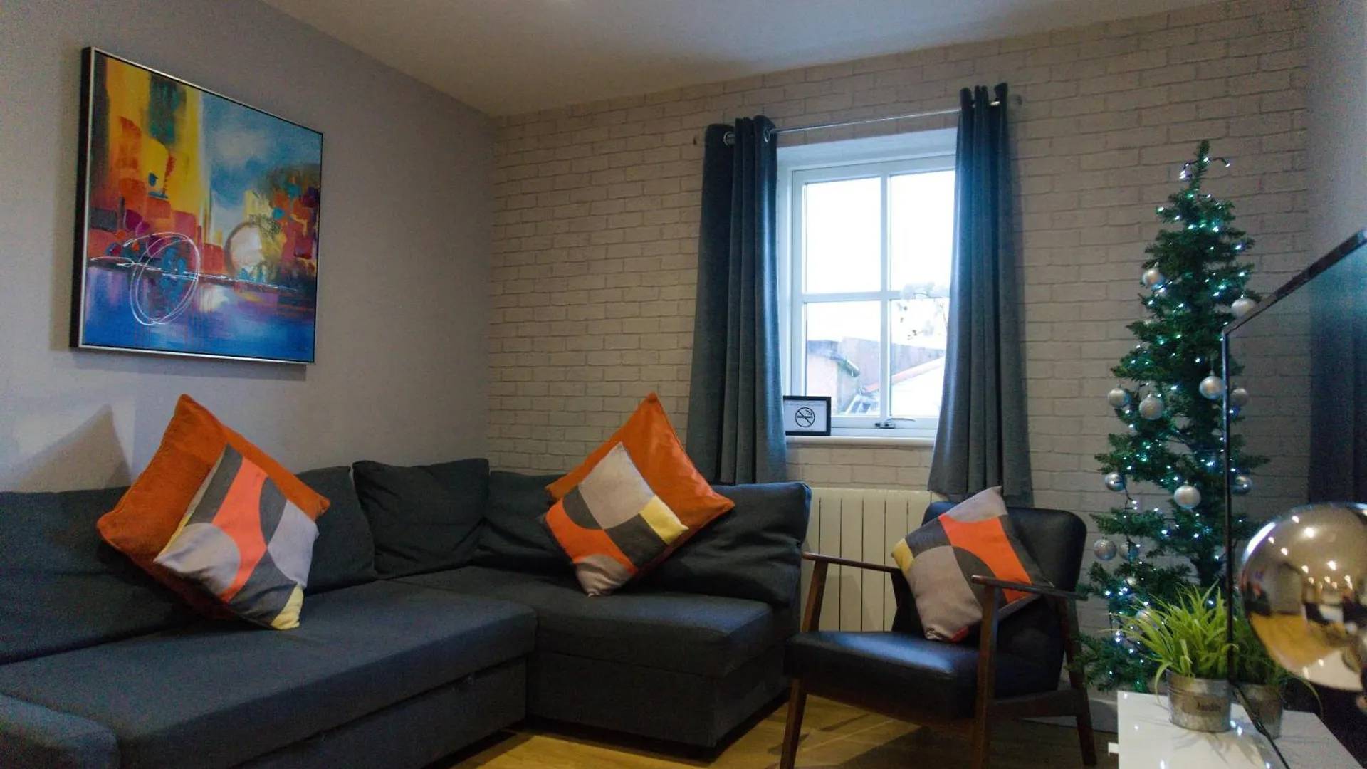 Domus, With Free Secure Parking On Site Apartman York