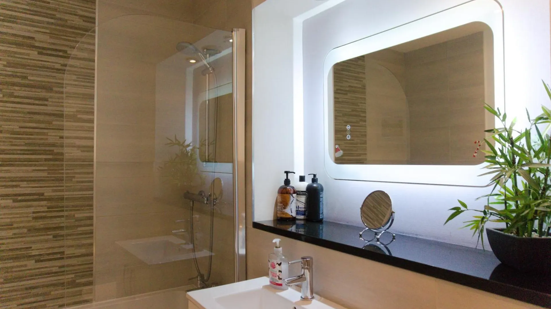 Domus, With Free Secure Parking On Site Apartman York